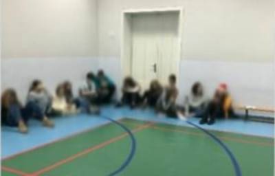 Украинских школьников заставили "плавать" по полу спортзала: "Учитель еще и фотографирует"