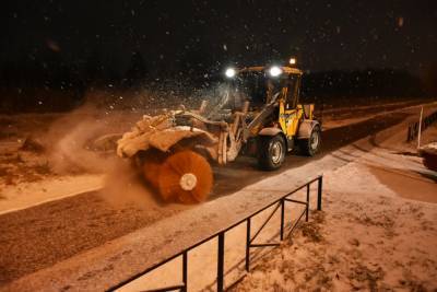 Снег с дорог Петербурга убирают более 800 спецмашин