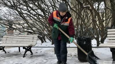 Коммунальщики Фрунзенского района Петербурга продолжают борьбу со снегом