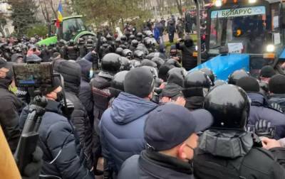 Стычки с полицией и слезоточивый газ: в Кишиневе фермеры вышли на протесты