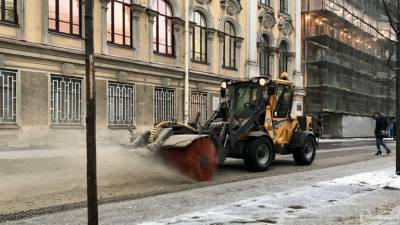 Продолжается уборка снега во Фрунзенском районе Петербурга