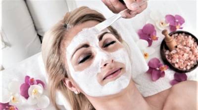 Что из полезных свойств маски для лица из экологичной белой глины используется в современной косметологии