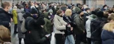 Огромные очереди образовались при входе в метро Харькова, кадры "пробок": "Работают только 2 турникета"