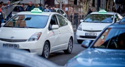 В Грузии введение запрета на такси с правым рулем отложили еще на год