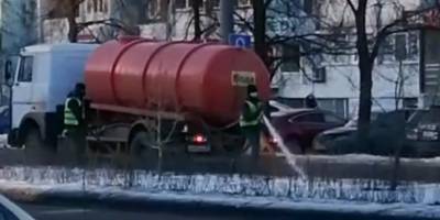 В Челябинске сняли поливающих клумбу коммунальщиков в –8