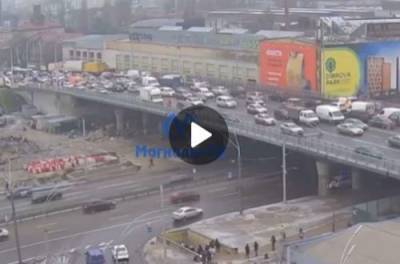 В сеть выложили ВИДЕО падения столбов на Шулявском мосту