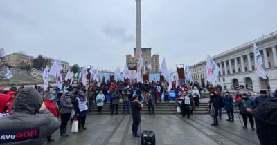Количество ФОП на Майдане увеличивается, полиция останавливает людей у метро