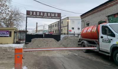 Въезд в производственный центр «Западный» в Тюмени полностью блокирован грузовиками