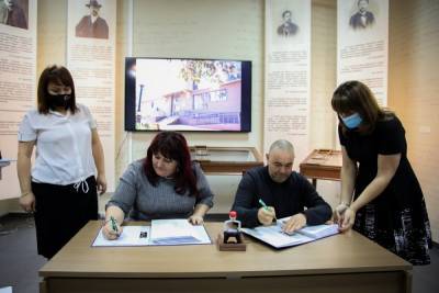 Почти две тысячи экспонатов сахалинского музея медведя передали музею книги Чехова