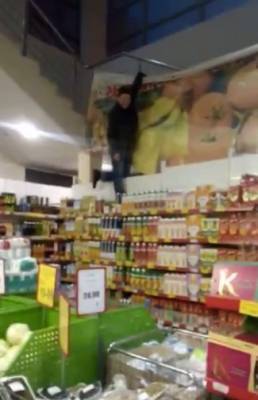 В Екатеринбурге женщина убегала от охранника супермаркета, прыгая по продуктовым полкам