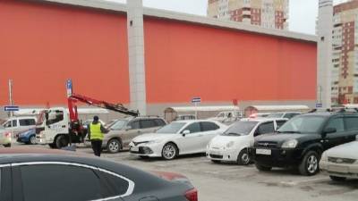 В Тюмени у торгового центра Кристалл эвакуируют автомобили с инвалидных мест