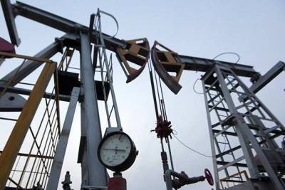 Нефть дорожает на ослаблении доллара и в ожидании данных о запасах в США