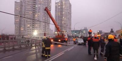 «Устали новые столбы». Все подробности о ЧП на Шулявском мосту в Киеве, где рухнули три фонарные опоры