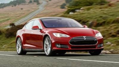 Tesla временно остановит выпуск двух моделей