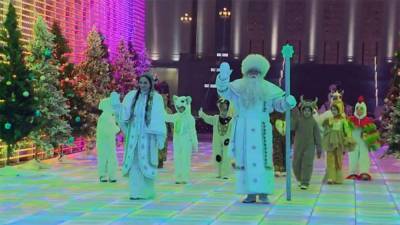 Дед мороз и дети в костюмах животных из восточного календаря открыли главную елку Туркменистана