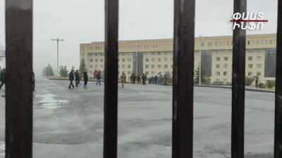 В Ереване родные пленных армянских солдат прорвались на территорию Минобороны
