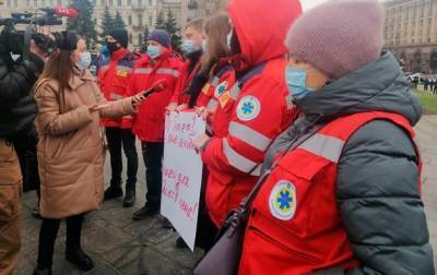 Медработники вышли на Майдан с требованием повысить зарплату