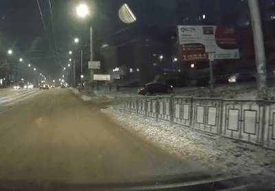 «Чуть не сбил пешехода». В сети появилось видео с опасным маневром автолюбителя в Смоленске