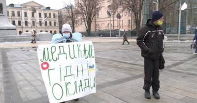 "Терять уже нечего": в центре Харькова медсестра устроила пикет из-за зарплаты в 3,2 тыс
