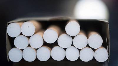 Госдума приняла закон о запрете перевозить более 10 пачек сигарет