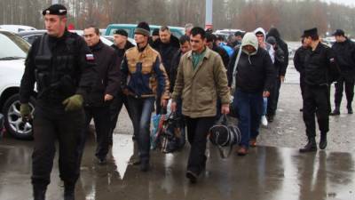 Дефицит мигрантов в России привел к росту их зарплат и востребованности