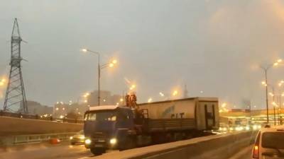 Появилось видео последствий крупной аварии на МКАД с участием 2 грузовиков