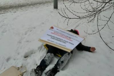 Дольщица их Ленобласти во время пикета перед пресс-конференцией Путина упала в обморок