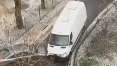 В пригороде Киева водитель микроавтобуса врезался в 6 автомобилей, бросил свое авто и скрылся