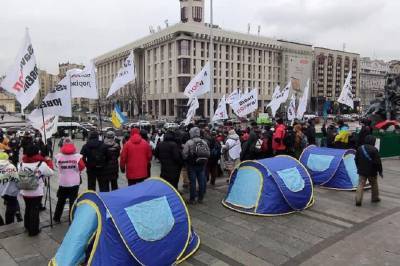 В Киеве между протестующими предпринимателями и полицией вновь начались стычки, но уже из-за пенопласта: подробности