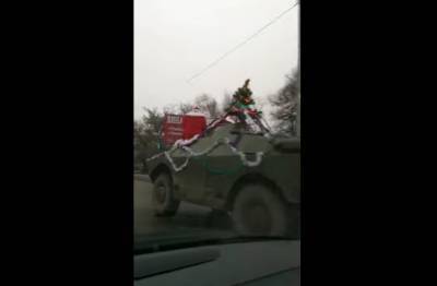 В Киеве Дед Мороз со Снегурочкой разъезжали на броневике