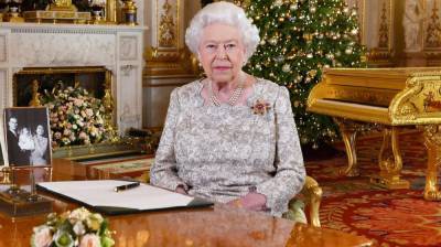 В голубом кардигане: Елизавета II показала элегантный образ на онлайн-встрече