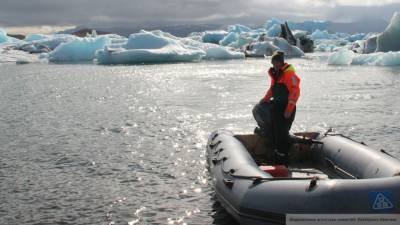 Провалившуюся под лед машину приамурских рыбаков нашли спасатели