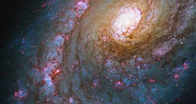 Прекрасный и далекий космос в уникальных снимках телескопа "Хаббл"