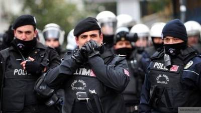Турецкий полицейский оправдал совершенную им кражу вещдоков клептоманией