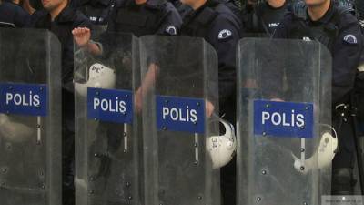 Начальник полиции в Турции попал на видео при краже денег и наркотиков