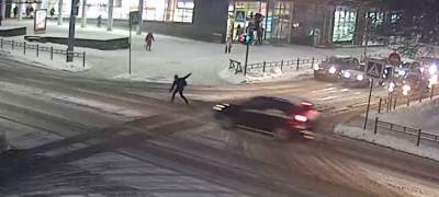 Выбежавший на дорогу подросток попал под машину в Петрозаводске (ВИДЕО)
