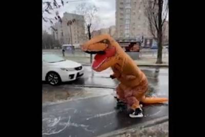 Облонский динозавр на коньках оказался известным журналистом