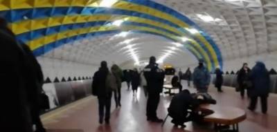 Мужчина упал в обморок прямо в метро Харькова, кадры: полиция сделала все возможное