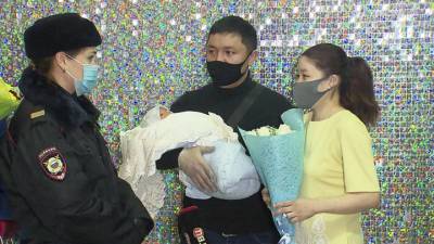 Столичные полицейские вновь встретились с малышом, рожденным в метро
