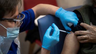 За первую неделю вакцинации в Великобритании сделали почти 140 тыс. прививок