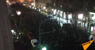 Дождь не спугнул протестующих: многотысячное шествие оппозиции в центре Еревана – видео