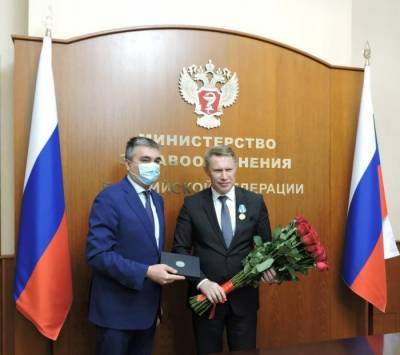Президент Узбекистана наградил министра здравоохранения России