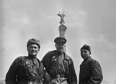 Почему советских ветеранов не пускали за границу с боевыми наградами