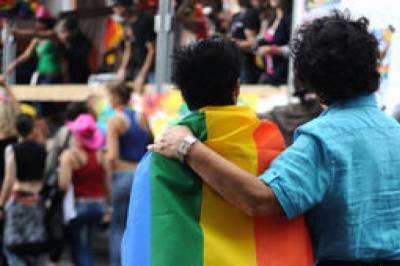 Венгрия запретила усыновлять детей ЛГБТ-парам из-за христианских ценностей