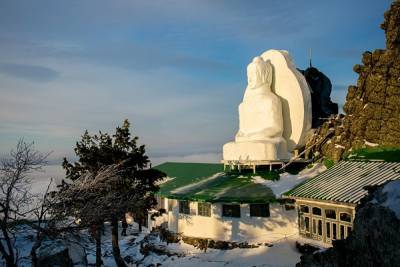 Несносный храм: крупный бизнес и буддисты 15 лет не могут поделить гору. Репортаж