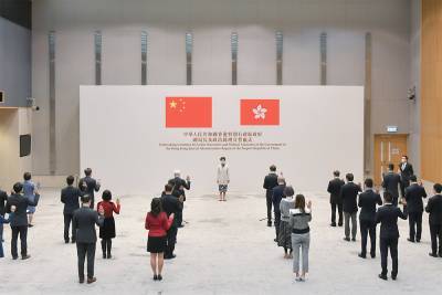 Гонконгские чиновники присягнули на верность региону перед флагом Китая