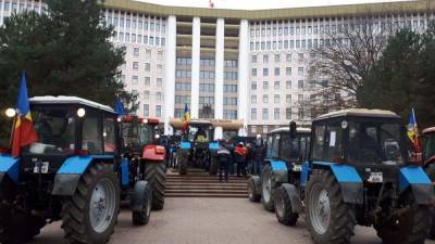В Кишиневе бушует тракторный майдан
