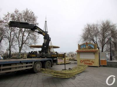 В Одессе у Дюка устанавливают карусель (фото)