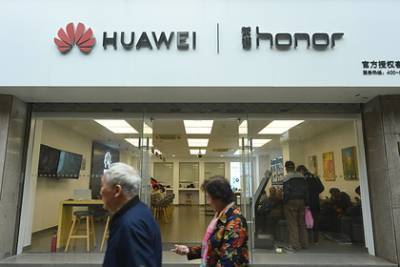 Huawei вслед за Apple уберет зарядку из комплекта устройств