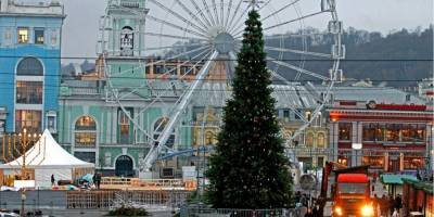 На Контрактовой площади в Киеве установили и украсили новогоднюю елку — фото